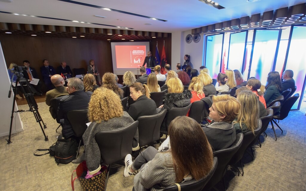 Universiteti i Elbasanit organizoi eventin për promovimin e librit “SOCIAL SERVICES IN ALBANIA: BACKGROUND AND STATE OF THE ART”, Uniel