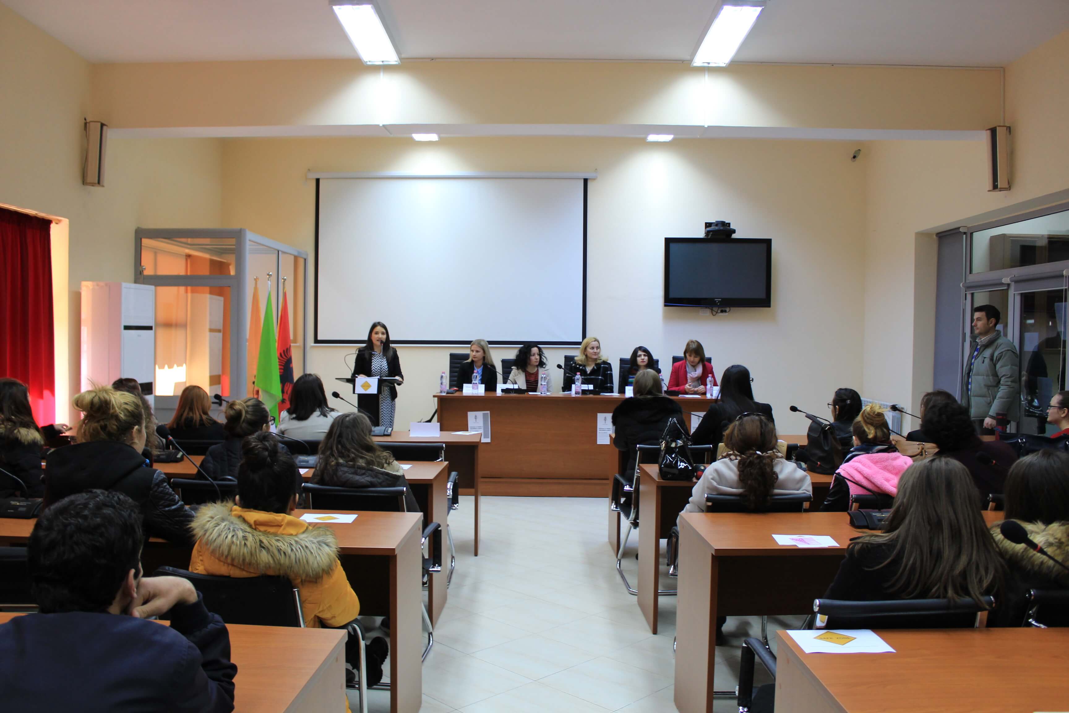 Zhvillohet tryeza e parë e diskutimeve mbi shëndetin e gruas në Universitetin e Elbasanit